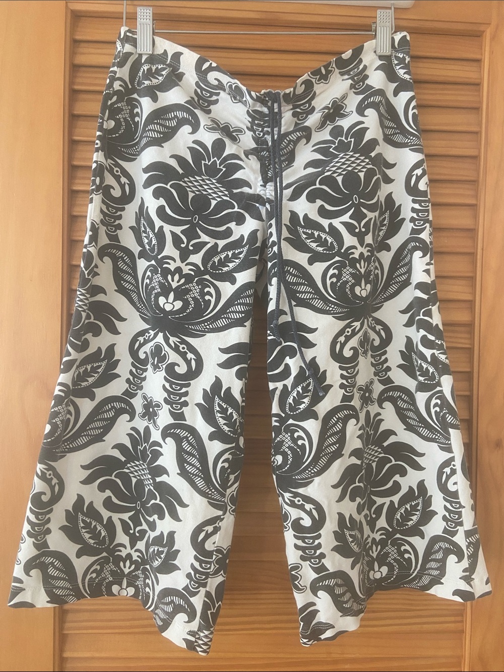 Floral Cotton/Lycra Workout Capris - Women’s Medium